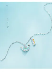 Detail eines S925 Silber Narwal-Anhängers mit Mondstein und Regenbogen-Meteor-Anhänger