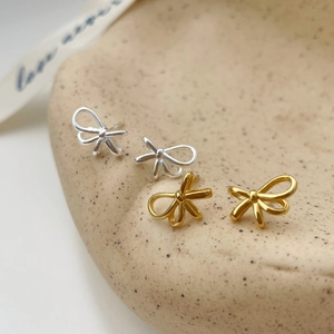 Minimalistische S925 Sterling Silber Schleife Ohrstecker in poliertem Gold und Silber