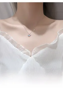 Nahaufnahme der S925 Silber Wal-Halskette mit Regenbogen-Finish am weiblichen Hals