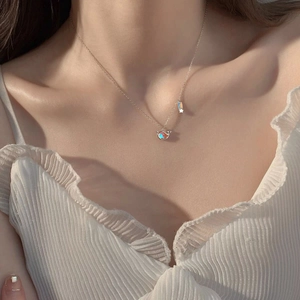 Detail der S925 Sterling Silber Einhorn Kette mit Regenbogen Anhänger am Hals getragen