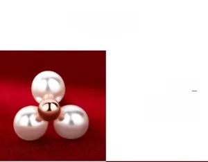 Détail macro de boucles d'oreilles perles en argent S925 avec design trèfle sur velours