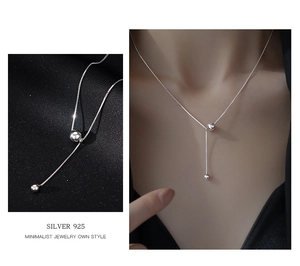 Macro détaillée du collier à pampilles en argent S925 avec design élégant en forme de Y