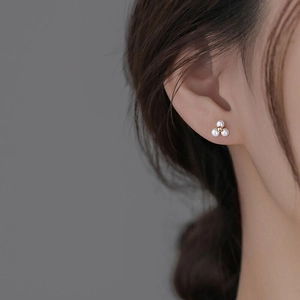 Élégantes boucles d'oreilles en argent S925 avec perles au design floral et style minimaliste