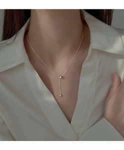 Détail d'un collier en Y en argent sterling S925 avec perles polies porté par un mannequin