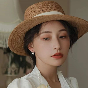Détail de boucle d'oreille perle argent S925 avec chapeau de paille français et ruban de soie
