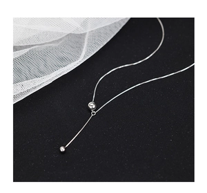 Vue détaillée du collier pompon à billes en argent sterling S925 avec maille vénitienne