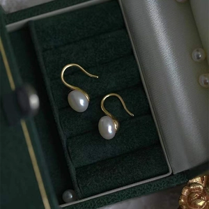 Boucles d'oreilles perles d'eau douce en argent S925 dorées dans un écrin en velours vert