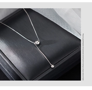 Détail du collier S925 en argent fin avec pendentif boule dans son écrin cadeau