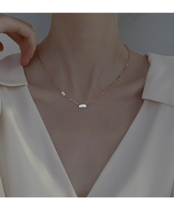 Détail du collier en argent S925 doré avec pendentifs rectangulaires gravés Lucky