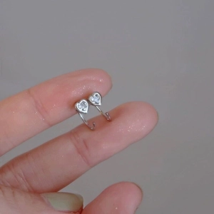 Vue rapprochée de boucles d'oreilles cœur en argent S925 avec pierres de zircone cubique