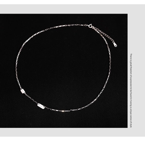 Détail de la chaîne en argent sterling S925 avec pendentif carré gravé Lucky