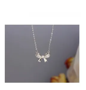 Dettaglio macro della collana con fiocco in argento S925 e diamanti incastonati