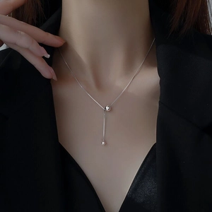 Collier en argent S925 avec pampille à boules sur mannequin portant un costume noir chic
