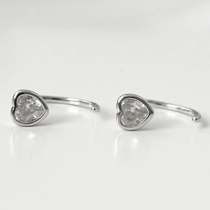 Détail de boucles d'oreilles cœur en argent S925 avec zircons cubiques transparents