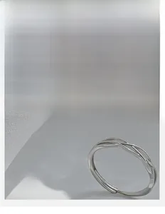 Vista dettagliata di un anello in argento sterling S925 dal design incrociato