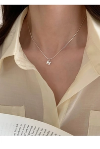 Détail du collier avec pendentif lettre H 3D en argent S925 porté par un mannequin