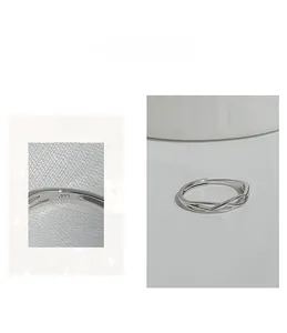 Dettagli macro del punzone S925 e del design a corda intrecciata dell'anello in argento
