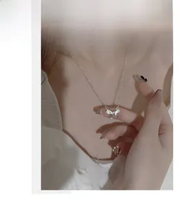 Dettaglio della collana a fiocco in argento S925 con pendente in zircone lucido sul collo