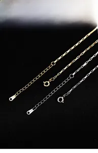 Détail de chaînes box en argent sterling S925 dorées et argentées avec fermoir ressort