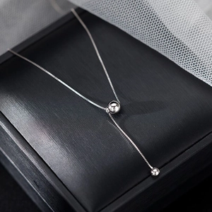 Élégant collier en Y en argent sterling S925 avec perles polies sur une boîte noire