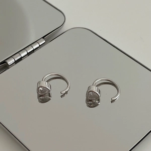 Gros plan de boucles d'oreilles C en argent S925 avec un zircon en forme de coeur