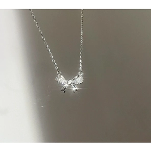 Dettaglio della collana a fiocco in argento S925 con pavé di zirconi scintillanti