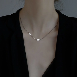 Collier en argent sterling S925 avec pendentif carré LUCKY et chaîne fine minimaliste