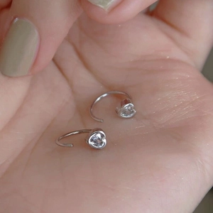 Boucles d'oreilles cœur minimalistes en argent S925 avec pierre de cristal centrale