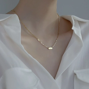 Collier en argent S925 doré avec pendentif rectangulaire LUCKY porté par un mannequin chic