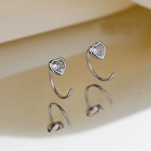 Crochets d'oreilles cœur en argent 925 avec zircons clairs sur miroir réfléchissant élégant