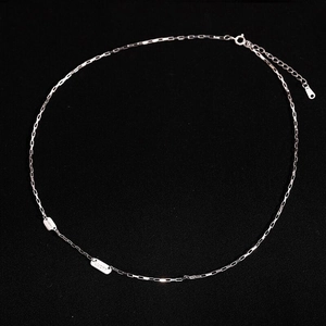 Collier en argent sterling S925 avec pendentifs carrés Lucky sur un fond noir élégant