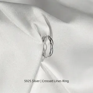 Anello minimalista in argento sterling S925 con linee incrociate su seta bianca