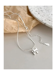 Détail du collier pendentif H en argent S925 avec chaîne à maillons réglable