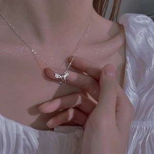 Elegante collana con fiocco in argento sterling S925 e pietre lucenti su una modella