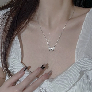 Collana elegante in argento S925 con ciondolo a fiocco scintillante indossata da donna