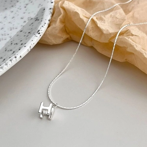 Collier minimaliste en argent sterling S925 avec pendentif H en 3D sur chaîne moderne