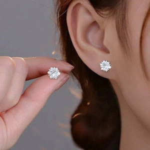Elegant S925 sterling silver snowflake stud earrings with sparkling cubic zirconia stones