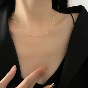 Minimalist S925 silver beaded necklace with oval rice pearls on a professional model