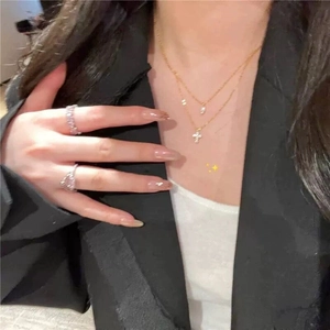 S925 Sterling Silber Doppel-Halskette mit Kreuz- und Sternanhängern für Damen mit Ringen getragen