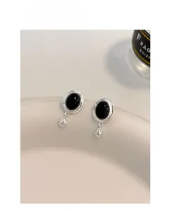 Détails macro des boucles d'oreilles en argent 925 avec agate noire de style vintage