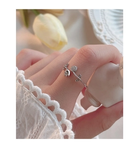 Detailansicht S925 Silber Tulpenring mit Zirkonia-Blüten und verstellbarem Design