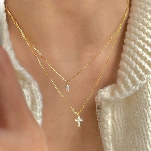Detail der zweilagigen S925 Silber Goldkette mit Kreuz und marquise-förmigem Zirkonia