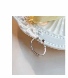 Makroaufnahme von S925 Sterlingsilber Tulpenring mit funkelnden Mikrozirkonia Details