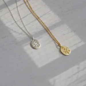 Dettaglio di collane con pendente a rosa in argento S925 nelle finiture oro e argento