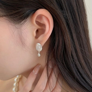 Boucles d'oreilles pendantes en argent S925 avec opale blanche et monture vintage texturée