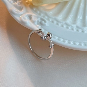 Nahaufnahme von S925 Sterling Silber Tulpenring mit filigranem Zirkonia-Einsatz