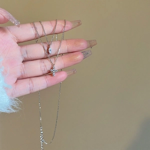 Nahaufnahme der S925 Sterlingsilber Doppelschicht-Kette mit Kreuz und Zirkonia-Anhänger