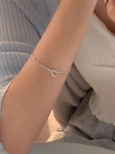 Detailed view of S925 sterling silver hollow heart bracelet with asymmetric拼接 links