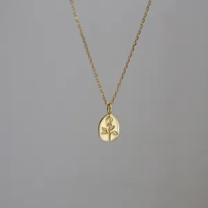 Dettaglio della collana in argento S925 dorato con ciondolo ovale a rilievo di rosa