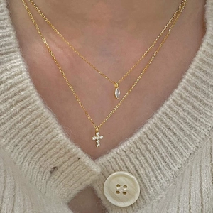 Detail einer S925 Goldkette mit Marquise-Zirkon und funkelndem Kreuzanhänger für Damen
